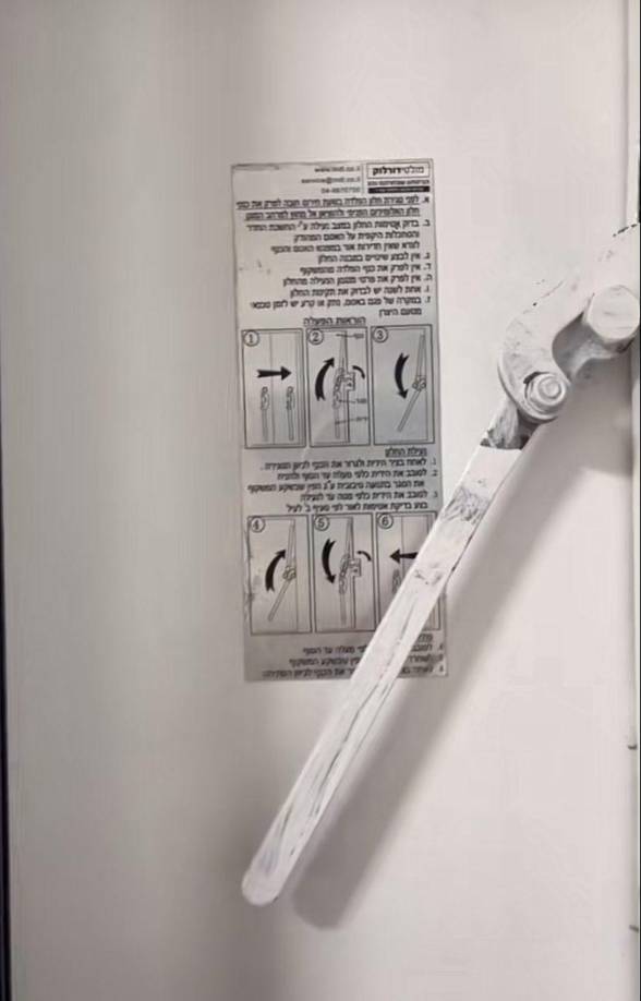 Posteriormente, la actriz muestra a sus fanáticos el cuarto de seguridad que menciona, revelando que la puert se cierra para arriba, lo que ocasiona que por la parte exterior de la habitación sea imposible abrirla.