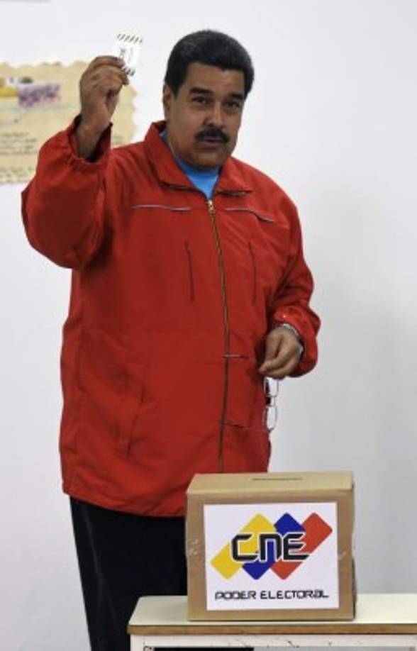 En medio de las manifestaciones, Maduro logró elegir una Asamblea Constituyente sin participación opositora, que es desconocida por varios países.<br/><br/>La Constituyente convocó a elecciones regionales -que tenían 10 meses de atraso- y el oficialismo ganó 18 de 23 gobernaciones.<br/><br/>Tras denunciar un 'fraude', los principales partidos opositores se marginaron de las municipales, pero otros decidieron competir, agrietando a la coalición Mesa de la Unidad Democrática (MUD).<br/><br/>Gobierno y oposición retomaron negociaciones el 1 de diciembre, luego de varios intentos fallidos desde 2014.<br/>