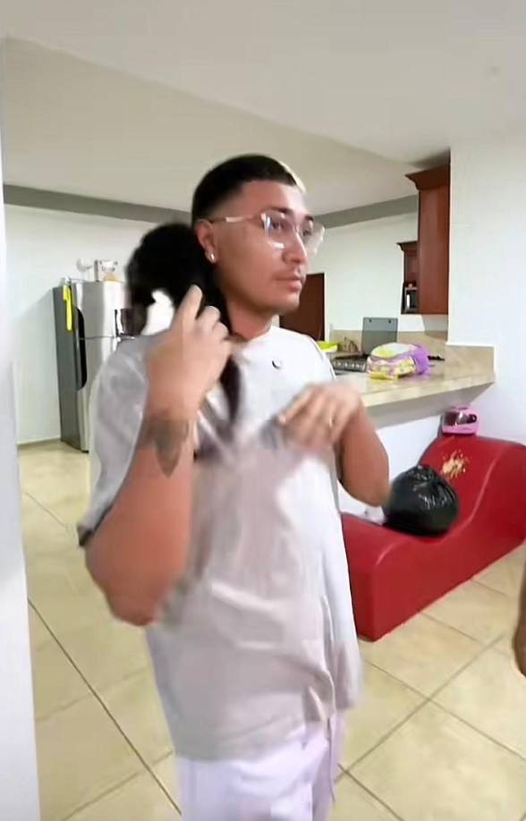 En vídeos anteriores, Supremo explicó cómo el mono llegó a su casa, señalando que cerca de su vivienda hay una zona montañosa.