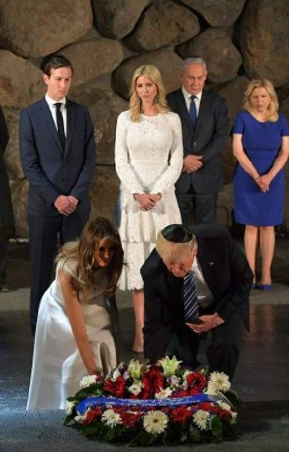 El mandatario estadounidense pidió que 'nunca más' se repita un holocausto en el mundo. 'No hay palabras que puedan describir las horas más negras de la historia. Vidas preciosas de hombres, mujeres y niños que se extinguieron en un intento sistemático de eliminar la vida judía. Como dijo Elie Wiesel 'Debemos ser testigos', pues sólo si recordamos podemos evitar que la agonía se repita', señaló Trump.