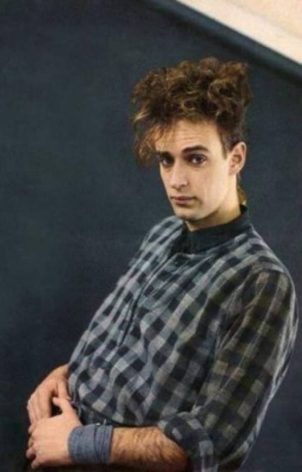 Como solista, Cerati ganó y fue nominado para numerosos premios, entre ellos Grammy Latino, Konex, MTV y Gardel. El 5 de diciembre de 2013, el músico fue nombrado Ciudadano Ilustre, una distinción que le fue otorgada por la Legislatura de la Ciudad Autónoma de Buenos Aires​ debido a su trayectoria. <br/><br/>En la imagen, Gustavo Cerati. Fotografía tomada de www.wattpad.com