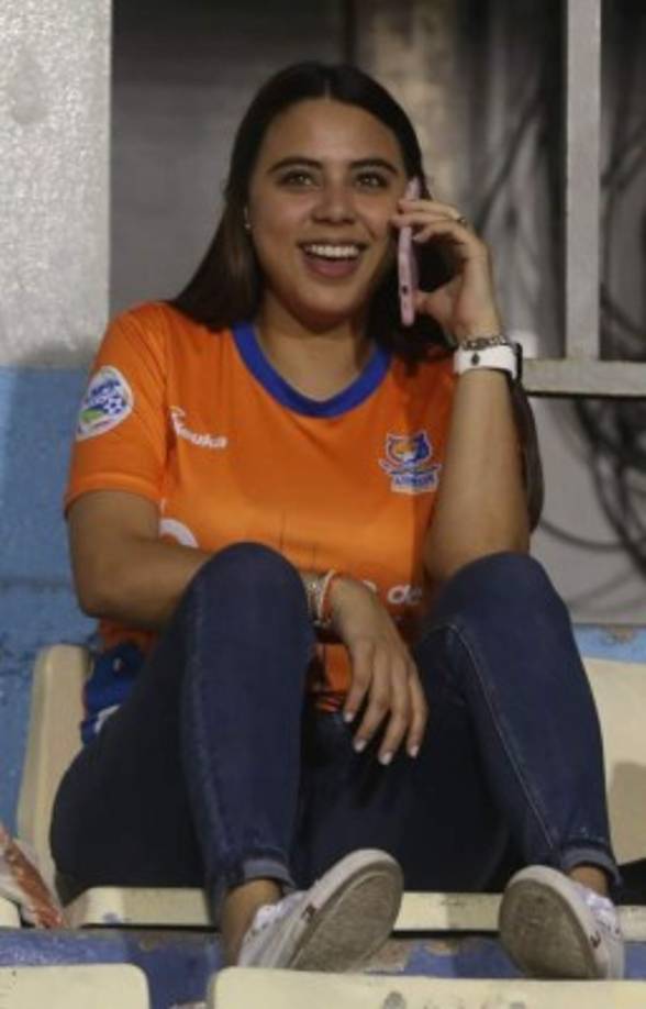 Esta chica de ojos hermosos animó a la UPN en el estadio Nacional contra Motagua.