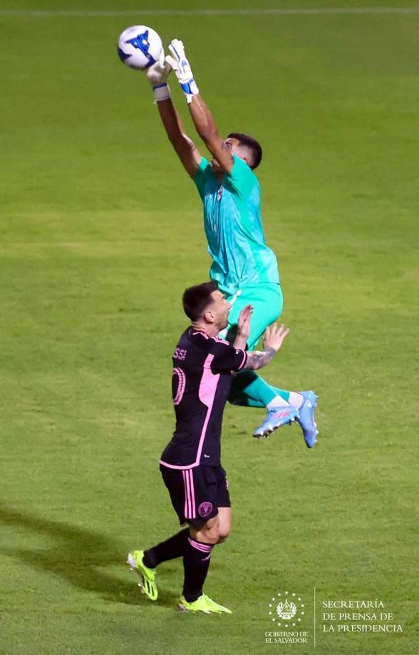 El portero de El Salvador, Mario González, salió con todo por el balón ante el acecho de Messi.