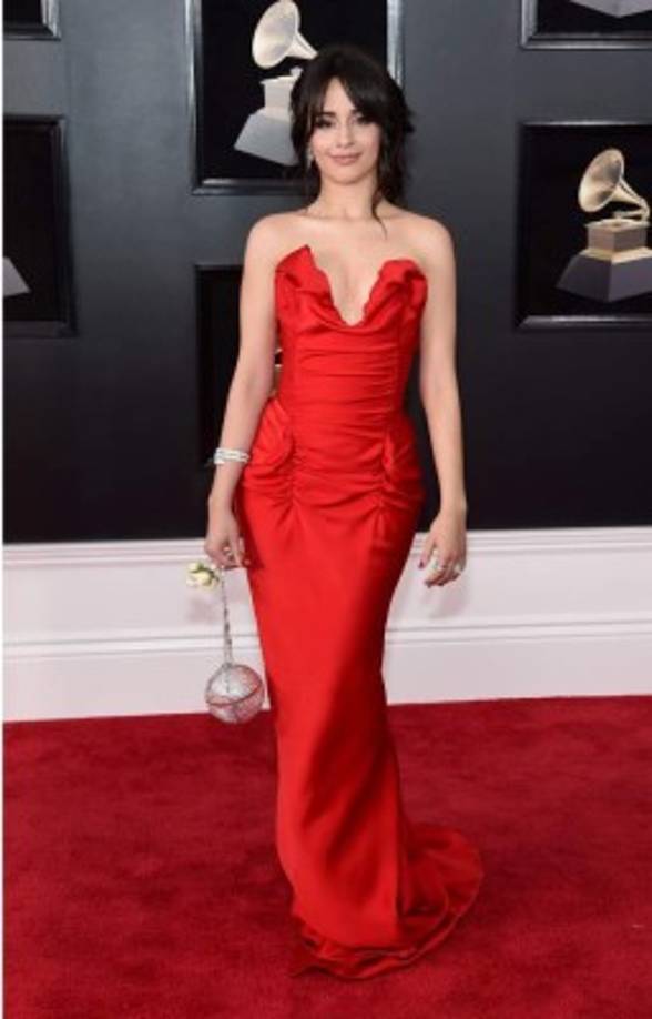La cantante Camila Cabello deslumbra en un sexy rojo.