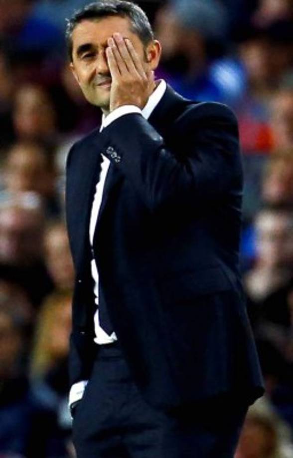 Ernesto Valverde sigue sin convencer y un sector de la afición del Barcelona pide su salida del equipo.