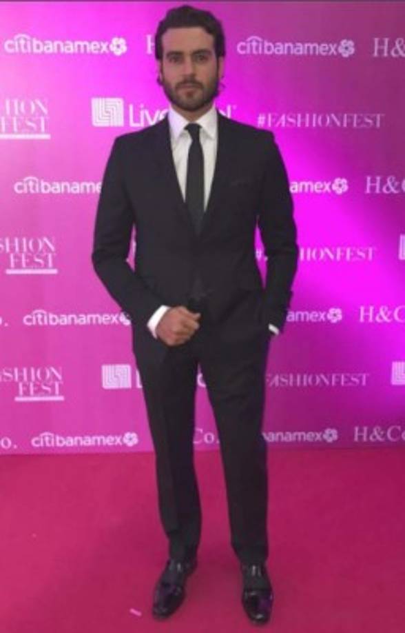 Previo al desfile, el evento contó con una alfombra rosa, donde posó el guapo Pablo Lyle.