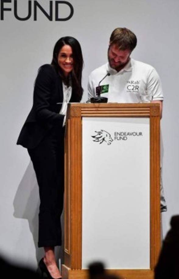 La actriz estadounidense también ha deslumbrado con un traje sastre de Alexander McQueen, con una silueta moderna.