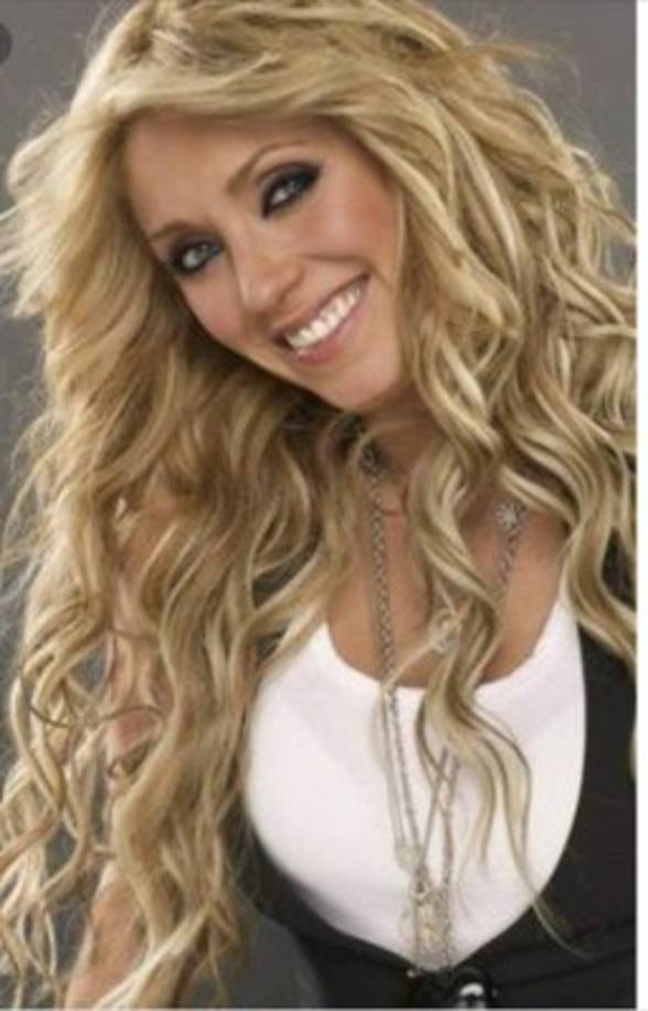 Anahí se sumó a Clase 406 en la tercera temporada para dar vida a Jessica Riquelme, una joven que sostuvo un romance con Kike (Aarón Díaz) e incluso estuvieron muy cerca de casarse, pero de último momento se arrepintieron, por lo que su lugar fue tomado por Gaby y Pedro (Luis Fernando Peña).