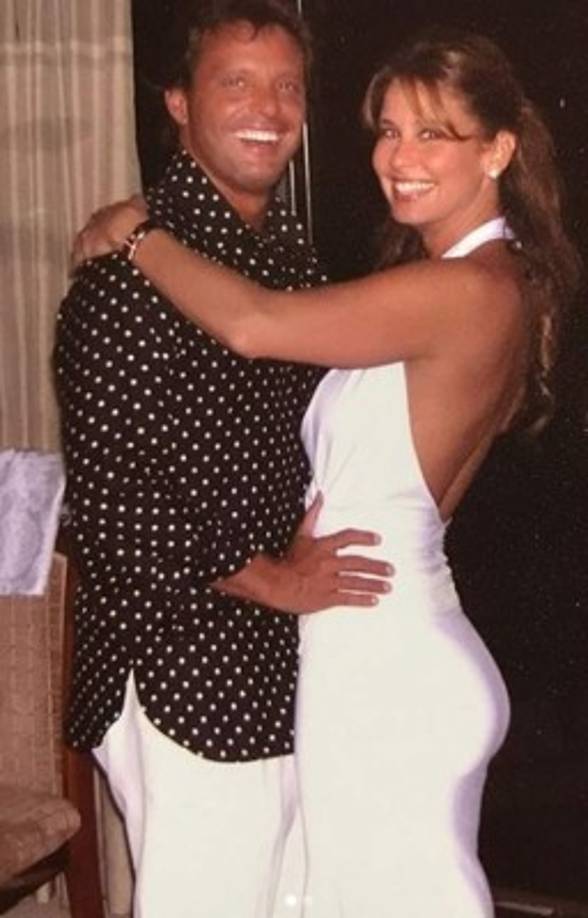 En febrero de 2004, comenzó una relación altamente publicitada de 2 años con el cantante mexicano Luis Miguel.<br/><br/>Cuando se estrenó recientemente la serie del popular cantante, Dellanos publicó esta imagen recordando la cercanía con él.