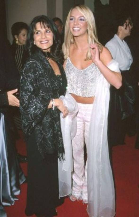 Britney Spears y Lynne Spears<br/>La princesa del pop dejó de hablarse con su madre, Lynne Spears, en 2007 cuando esta le obligó a ingresar en un centro de rehabilitación. Además, su progenitora llegó a ponerse de parte del marido (Kevin Federline) de la cantante durante su duro y polémico divorcio. Para rematar lanzó un libro sobre la vida de su hija,d etallando cuando comenzó a beber, a drogarse, cuando perdió la virginidad y con quién, y con qué otras parejas tuvo relaciones.