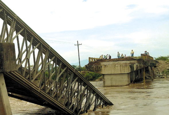 Caída de puente incomunica paso en Colón