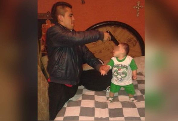 Repudio: Hombre apunta con su pistola a su bebé