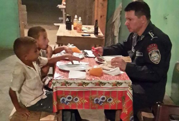 Policía rescata a dos niños que huyeron de su casa