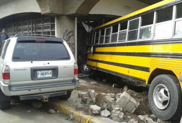 Bus se estrella contra edificio y varios heridos en Comayagüela