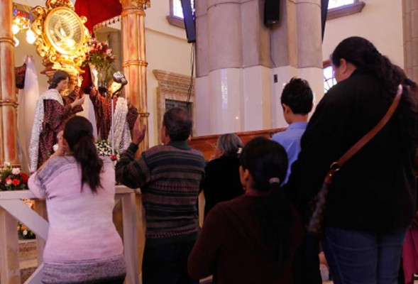 Fieles rinden más honores a la Virgen de Suyapa