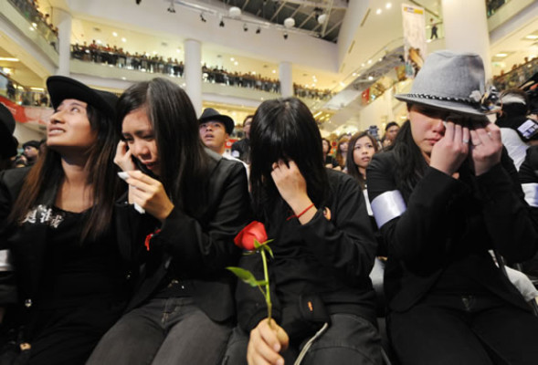 Parientes y famosos rinden homenaje a Jackson