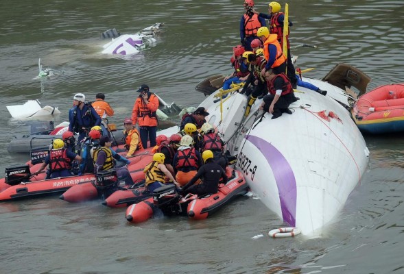 Avión cae a un río en Taiwán con más de 50 personas a bordo