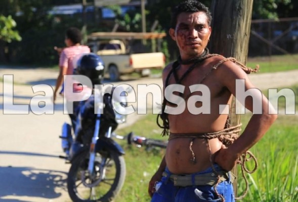 Pasajeros amarran a un poste a ladrón de bus en San Pedro Sula