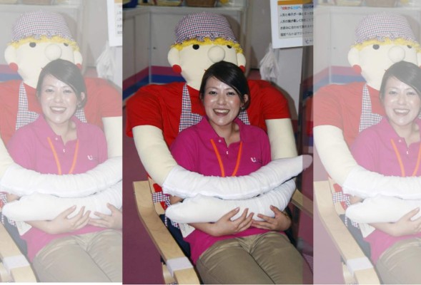 Japón presenta una 'silla de los abrazos' para combatir la soledad