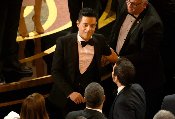 Rami Malek se cae del escenario tras recibir el Óscar a mejor actor