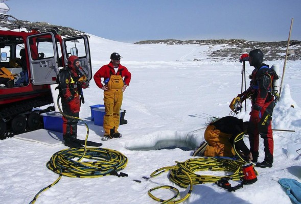 Hallan el diario de un explorador de la Antártida atrapado bajo el hielo un siglo