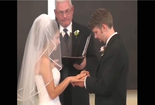 Novio llama 'panqueque' a su futura esposa en el altar