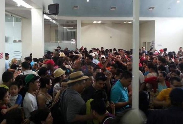 Por 30 horas estuvieron varados los turistas en Roatán