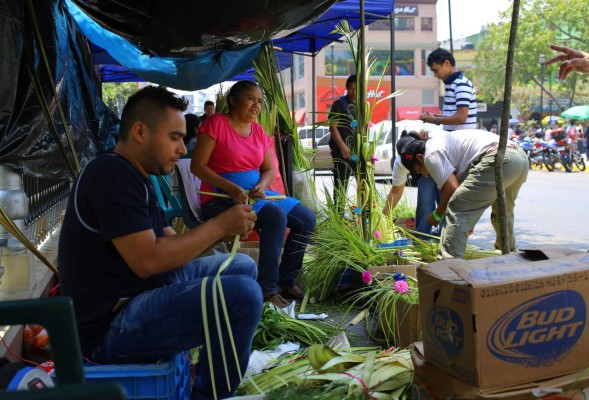 Católicos celebran con ramos de palma de El Merendón