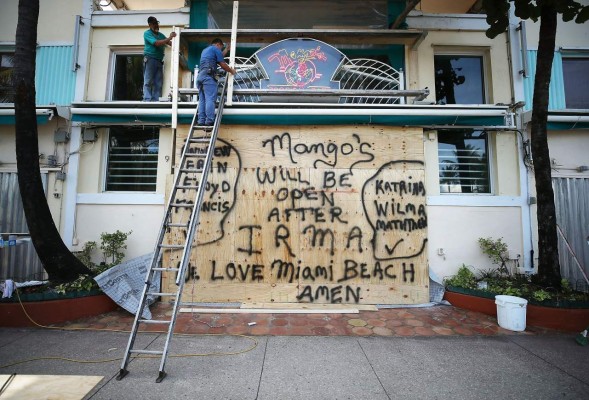 Florida se prepara para embestida frontal de Irma