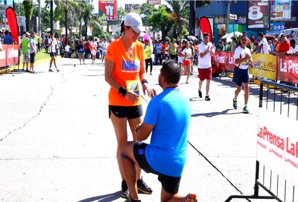 Espera que su novia termine la maratón para pedirle matrimonio
