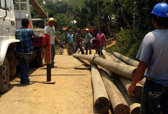 Más de 30 años tuvieron que esperar para tener energía eléctrica en aldeas