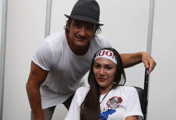Dania Paz 'lloró” en los brazos de Ricardo Arjona