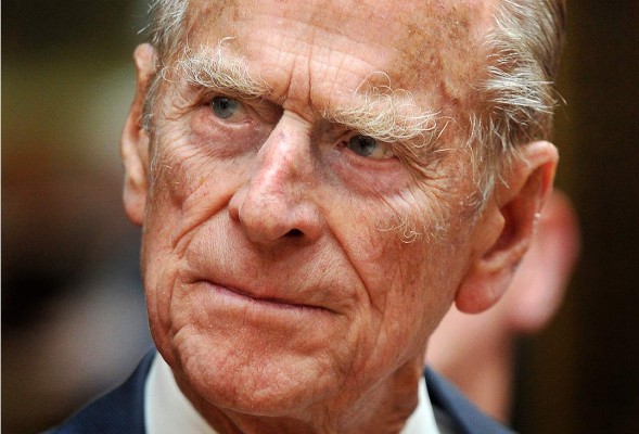 A los 97 años, el duque de Edimburgo sale ileso 'de milagro' de accidente de tráfico