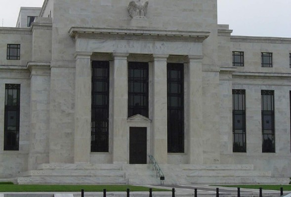 Fed debate postergar la subida de las tasas
