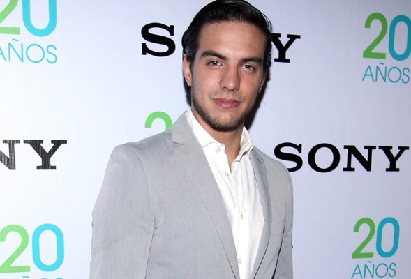 Acusan a hijo de Eugenio Derbez de tener relaciones sexuales en un auto