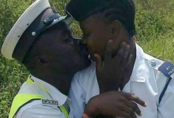 Tres policías se quedan sin trabajo por polémico beso