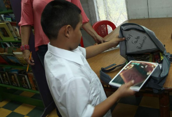 Carlitos no quiere regresar con su familia adoptiva