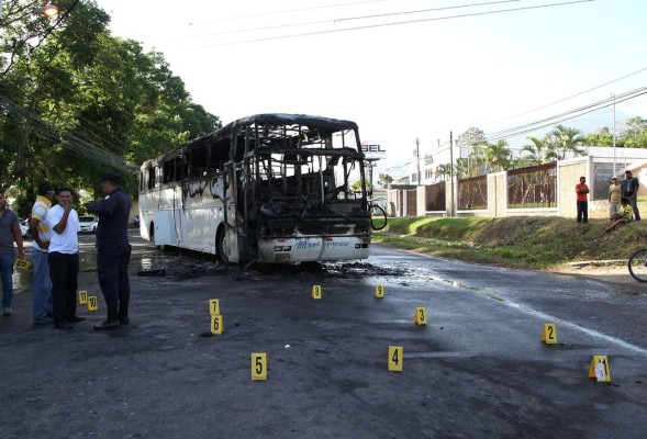 Tirotean y prenden fuego a un bus en La Ceiba