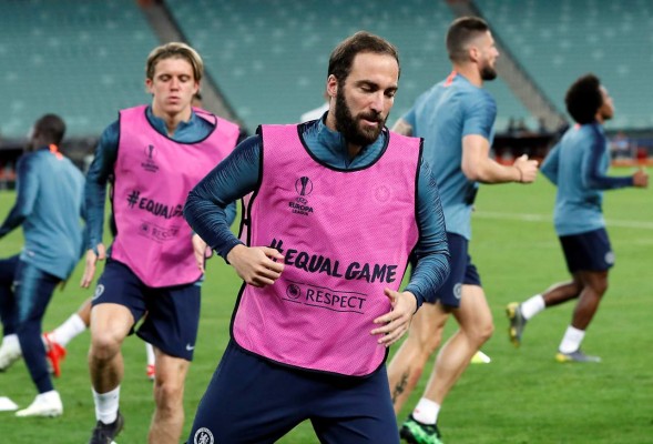 Higuaín es ovacionado por afición Juventus a la espera de dirimir su futuro