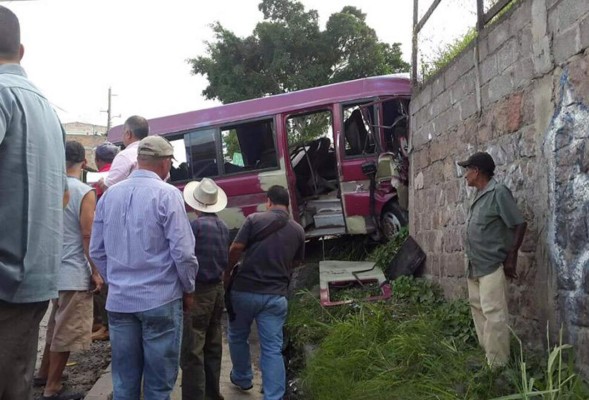 Al menos diez heridos en accidente de bus contra un muro