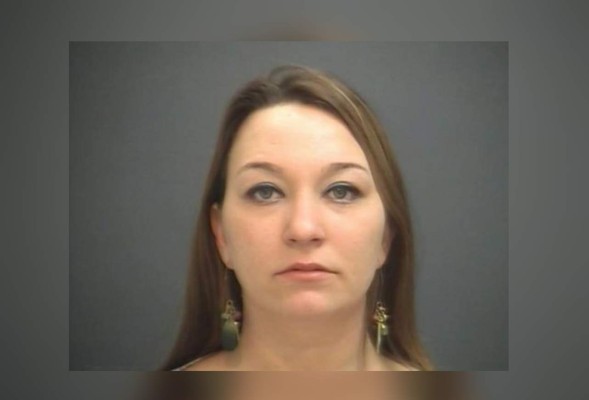 Mujer es detenida por robar fotos hot de amante de su ex