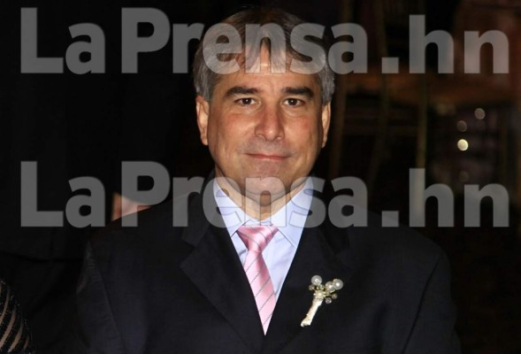 Acusan a hijo de Eugenio Derbez de tener relaciones sexuales en un auto