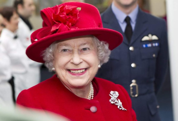 Reina Isabel II es insultada tras mandar su primer tuit