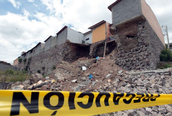 Inhabitable zona derrumbada en la Cerro Grande
