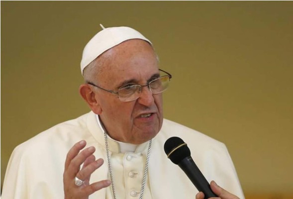 Francisco llama hipócritas a los religiosos que 'viven como ricos'