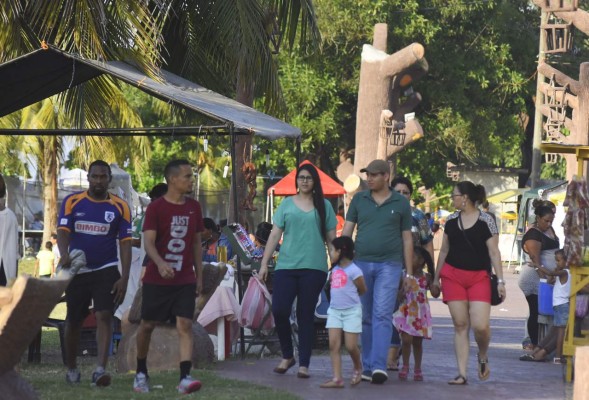 Hondureños se relajan en playas y balnearios