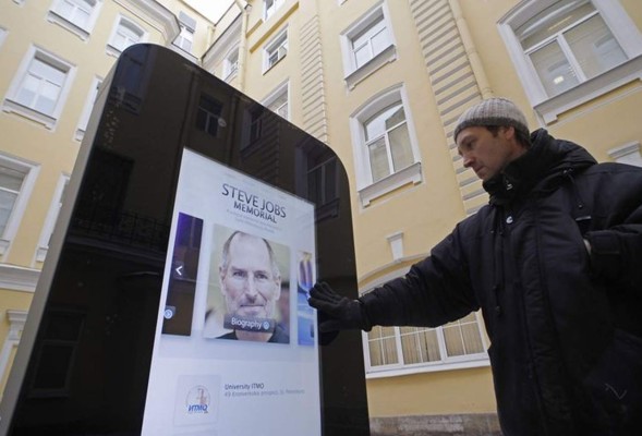 Retiran monumento a Steve Jobs tras salir del armario su sucesor