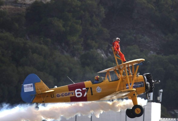 Tiene 94 años y sobrevuela Gibraltar atado a un avión