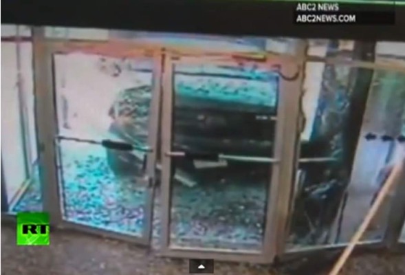 Video: Se cree 'Dios' y se estrella contra el edificio de un canal de TV