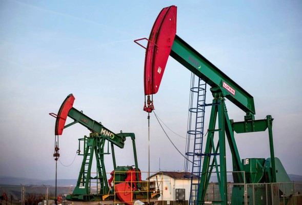 La caída del dólar da impulso al crudo y otras materias primas